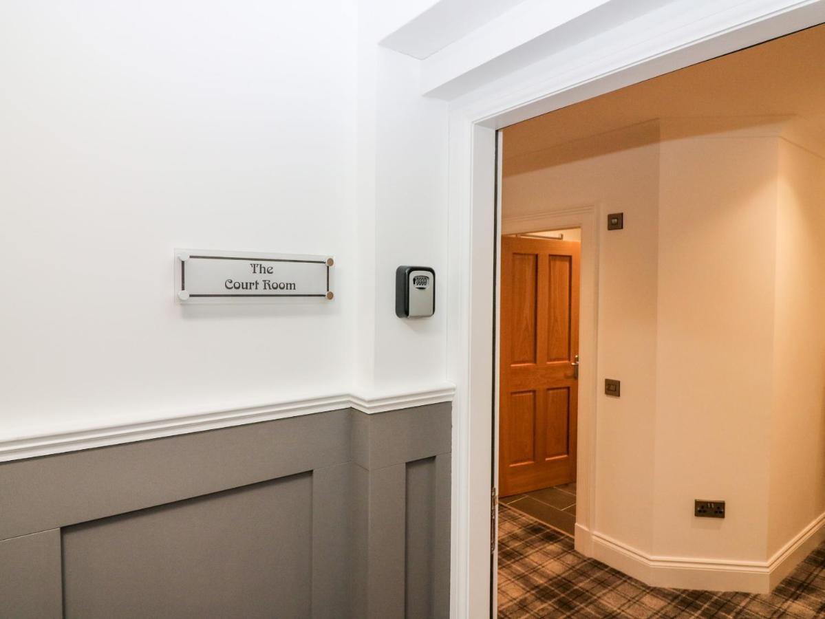 The Court Room At The Institute Executive Apartments Keith Bagian luar foto