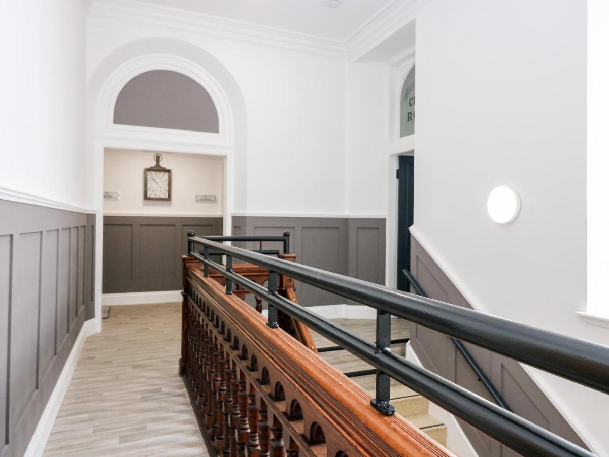 The Court Room At The Institute Executive Apartments Keith Bagian luar foto